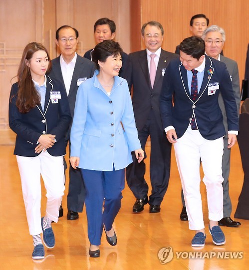 8月25日，在青瓦臺，韓國總統樸槿惠邀里約奧運健兒共進午餐。（圖片來源：韓聯社）